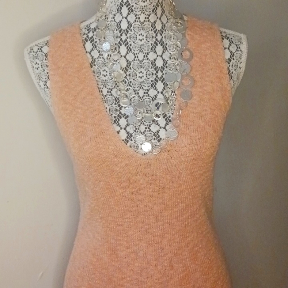 🌸Women's Gorgeous Pink/Peach FP V Neck Sweater Tank - Picture 2 of 10